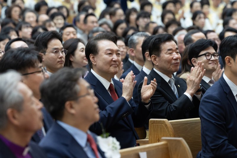 윤석열 대통령이 지난 3월 31일 서울 강동구 명성교회에서 열린 2024 한국교회 부활절 연합예배에 참석해 김진표 국회의장, 한동훈 국민의힘 비상대책위원장과 손뼉치고 있다. (대통령실 제공) /사진=뉴스1화상