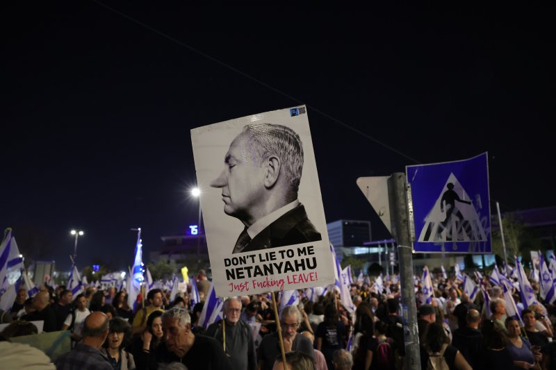 3월 31일 예루살렘의 이스라엘 의회 인근에서 베냐민 네타냐후 이스라엘 총리의 퇴진을 요구하는 시위대가 네타냐후의 사진과 함께 행진하고 있다.EPA연합뉴스