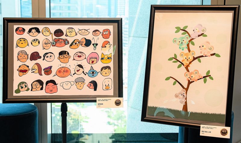 스타벅스가 진행한 제3회 장애인 그림 공모전 대상 수상작품인 '알록달록(왼쪽)'과 '편견없는나무'.