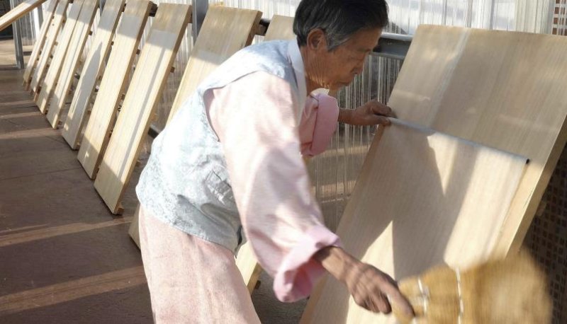 국가무형문화재 한지장 김삼식 보유자의 한지 제작 작업 모습. 문화재청 제공