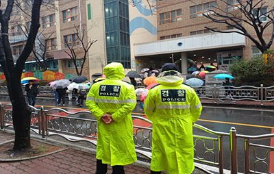 부산 경찰 기동순찰대가 개학을 맞아 초등학교 앞에서 등·하굣길 안전 유지 활동을 벌이고 있다. 부산경찰청 제공