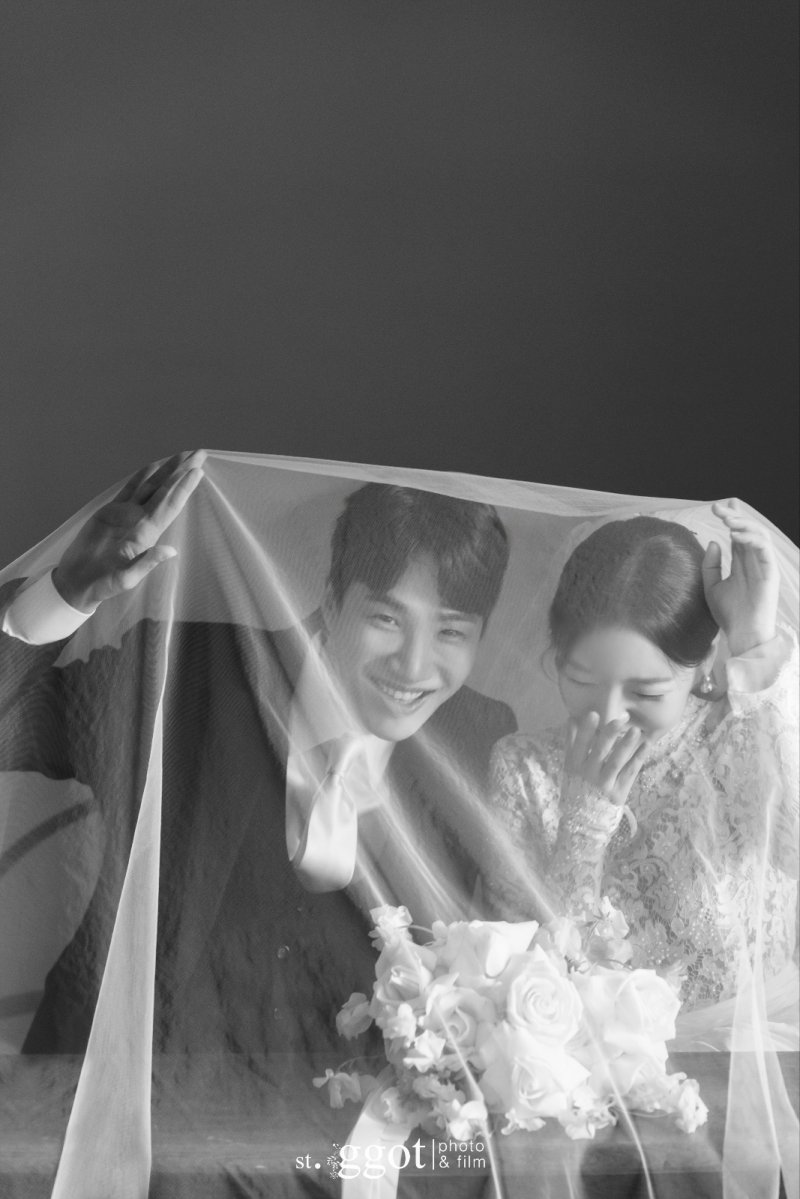 김기리♥문지인, 5월 17일 결혼…웨딩사진 속 행복 미소