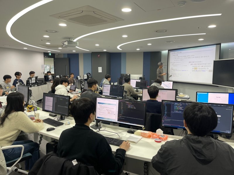 한국폴리텍대학 광명융합기술교육원 ‘하나금융티아이 협약반’ 훈련생들이 소프트웨어 개발 실습을 하고 있다.