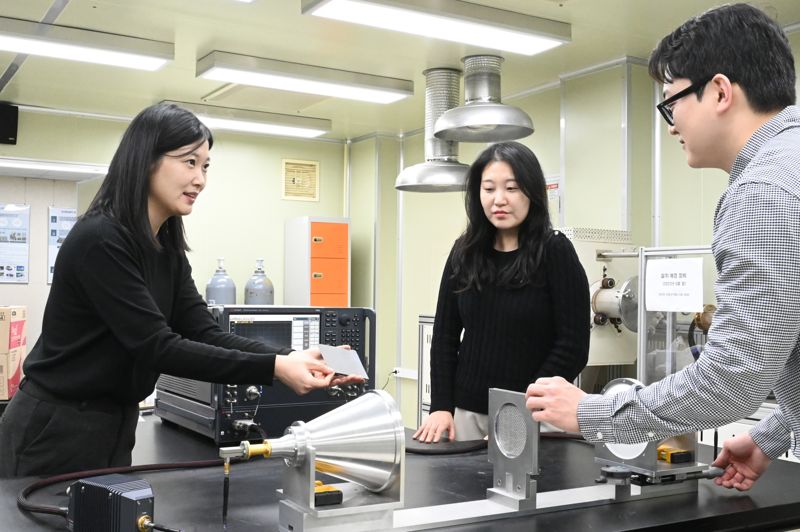 재료연구원 이희정 박사(가운데)팀이 금속-유기 골격체(MOF)를 이용해 만든 전자파 흡수 소재를 실험하고 있다. 재료연구원 제공