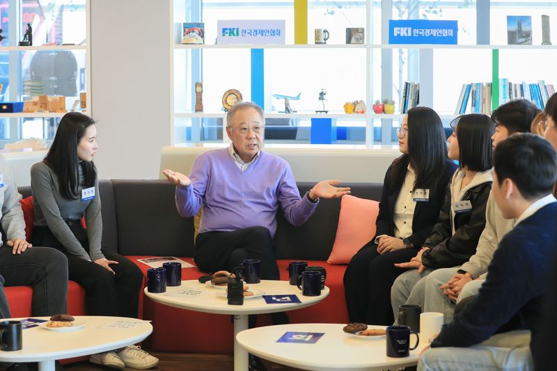 류진 한국경제인협회 회장(왼쪽 두번째)이 1일 서울 영등포구 여의도 FKI타워에서 열린 '청년자문단 초청 간담회'에서 참석자들과 이야기를 나누고 있다. 한경협 제공