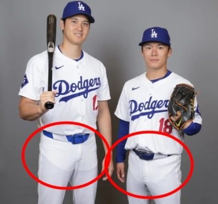 지난 2월 21일(현지시간) LA 다저스의 오타니 쇼헤이와 야마모토 요시노부가 새 유니폼을 입고 기념촬영을 했다.<div id='ad_body3' class='mbad_bottom' ></div> AP연합뉴스
