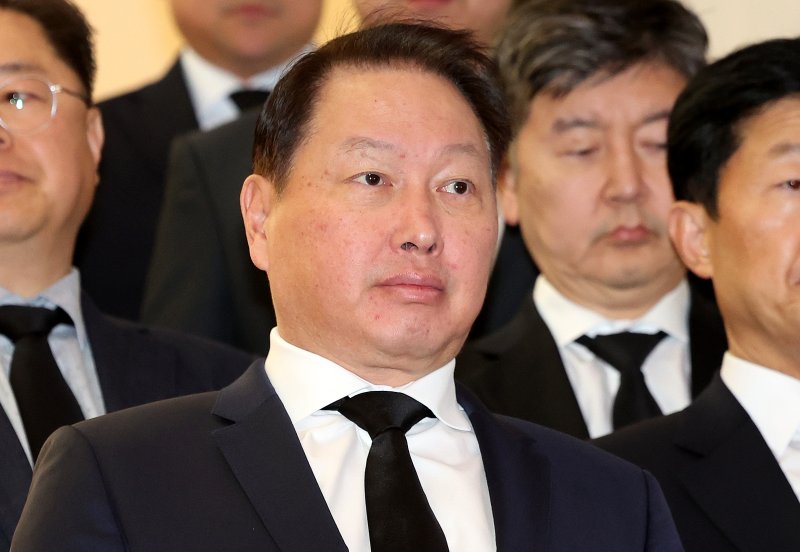 최태원 대한상공회의소 회장이 1일 서울 서대문구 신촌세브란스병원 장례식장에 마련된 고(故) 조석래 효성그룹 명예회장 빈소로 향하고 있다. 2024.4.1/뉴스1 ⓒ News1 박지혜 기자