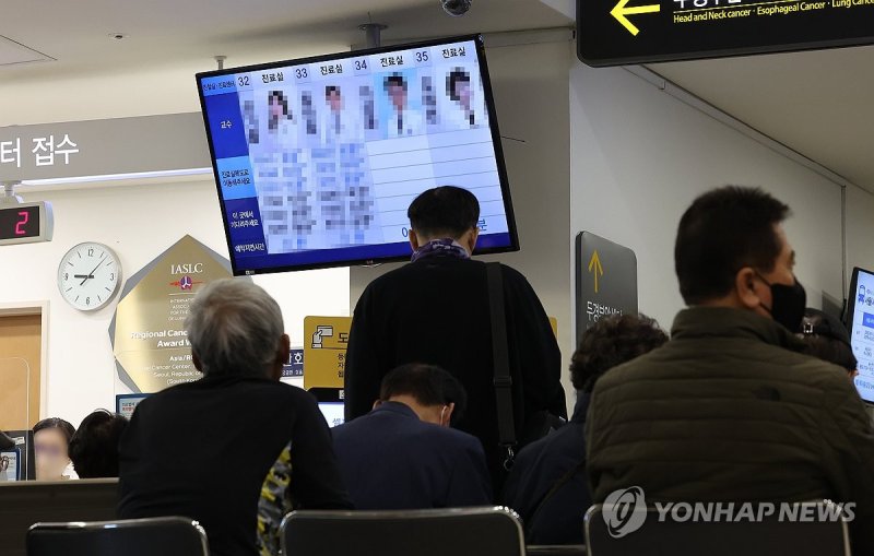 '내 순서는 언제쯤' '내 순서는 언제쯤' (서울=연합뉴스) 김성민 기자 = 의과대학·대학병원 교수들이 외래 진료와 수술을 줄이기로 한 1일 오전 서울 한 대학병원에서 환자와 내원객들이 진료를 기다리고 있다. 전국의대교수비상대책위원회(전의비)는 지난달 30일 "다음 달 1일부로 24시간 연속근무 후 익일 주간 업무 '오프'를 원칙으로 하는 데 동의했으며, 이 근무조건에 맞춰서 중증·응급환자 진료를 유지하기 위해 수련병원별로 외래와 수술을 조정하기로 의결했다"고 밝혔다. 2024.4.1 ksm7976@yna.co.kr (끝)