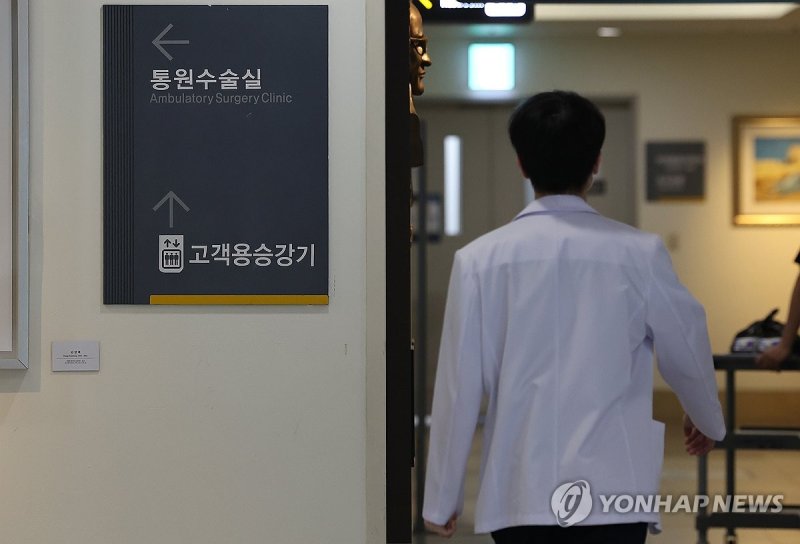 1일부터 대형병원 수술·외래 축소 1일부터 대형병원 수술·외래 축소 (서울=연합뉴스) 김성민 기자 = 의과대학·대학병원 교수들이 외래 진료와 수술을 줄이기로 한 1일 오전 서울 한 대학병원에서 한 의료 관계자가 수술실 인근을 지나치고 있다. 전국의대교수비상대책위원회(전의비)는 지난달 30일 "다음 달 1일부로 24시간 연속근무 후 익일 주간 업무 '오프'를 원칙으로 하는 데 동의했으며, 이 근무조건에 맞춰서 중증·응급환자 진료를 유지하기 위해 수련병원별로 외래와 수술을 조정하기로 의결했다"고 밝혔다. 2024.4.1 ksm7976@