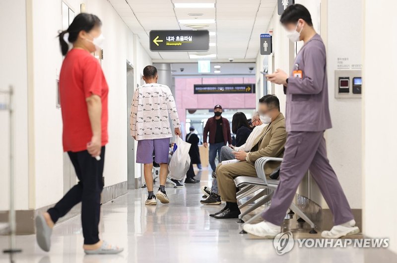 줄어드는 외래진료…기다리는 환자들 줄어드는 외래진료…기다리는 환자들 (서울=연합뉴스) 김성민 기자 = 의과대학·대학병원 교수들이 외래 진료와 수술을 줄이기로 한 1일 오전 서울 한 대학병원에서 환자와 내원객들이 진료를 기다리고 있다. 전국의대교수비상대책위원회(전의비)는 지난달 30일 "다음 달 1일부로 24시간 연속근무 후 익일 주간 업무 '오프'를 원칙으로 하는 데 동의했으며, 이 근무조건에 맞춰서 중증·응급환자 진료를 유지하기 위해 수련병원별로 외래와 수술을 조정하기로 의결했다"고 밝혔다. 2024.4.1 ksm7976@yna.