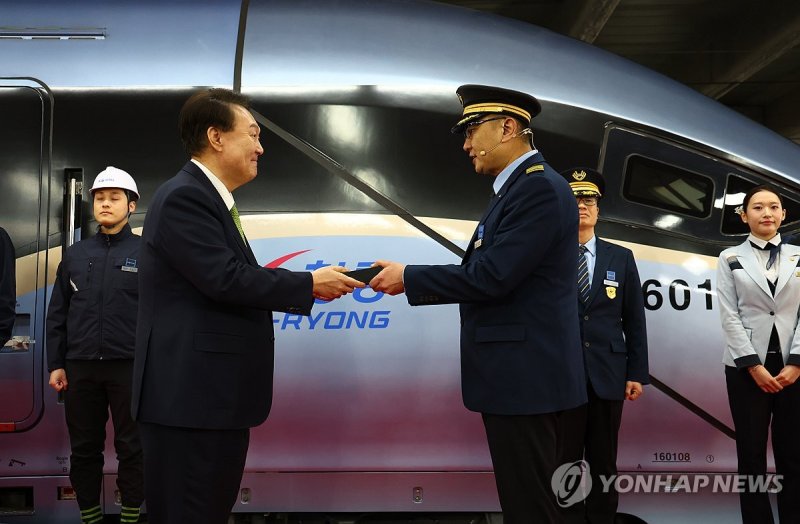 윤석열 대통령, KTX-청룡 출무신고식 윤석열 대통령, KTX-청룡 출무신고식 (대전=연합뉴스) 홍해인 기자 = 윤석열 대통령이 1일 대전역에서 열린 차세대고속열차 명명식에서 이재욱 KTX 기장에게 출무 신고를 받고 있다. 2024.4.1 [대통령실통신사진기자단] hihong@yna.co.kr (끝)