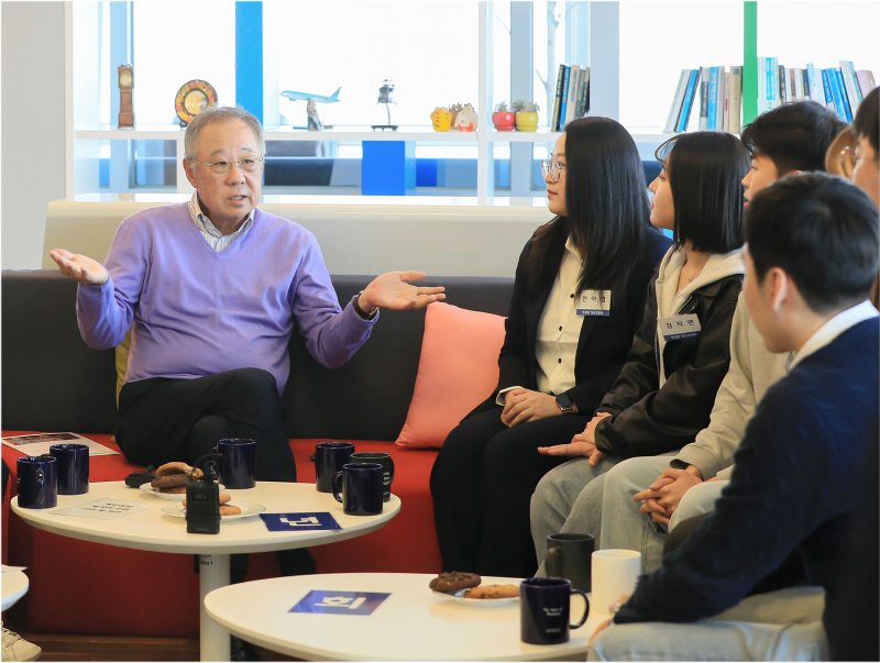 류진 한국경제인협회 회장(왼쪽 첫번째)이 1일 서울 영등포구 FKI타워에서 열린 '청년자문단 초청 간담회'에서 참석자들과 이야기를 나누고 있다. 한경협 제공