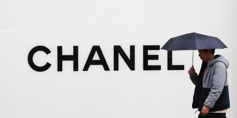 [서울=뉴시스] 권창회 기자 = 지난달 28일 오전 서울 시내 샤넬매장 모습. 프랑스 명품 브랜드 샤넬(CHANEL)이 인기 가방 제품 가격을 인상했다. 2024.03.28. kch0523@newsis.com