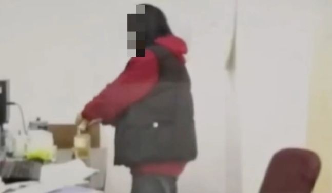 임신한 동료의 음료에 독극물을 탄 것으로 드러난 중국의 정부 산하기관 직원. 가루 같은 물질을 음료에 붓는 모습이 영상에 찍혔다. 사진=사우스차이나모닝포스트