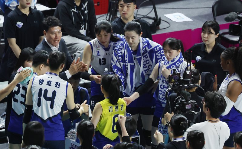 1일 오후 인천 삼산월드체육관 열린 프로배구 '도드람 2023-2024 V리그' 여자부 챔피언결정전 3차전 흥국생명과 현대건설의 경기에서 현대건설 강성형 감독이 작전지시를 하고 있다. 2024.4.1/뉴스1 ⓒ News1 김민지 기자