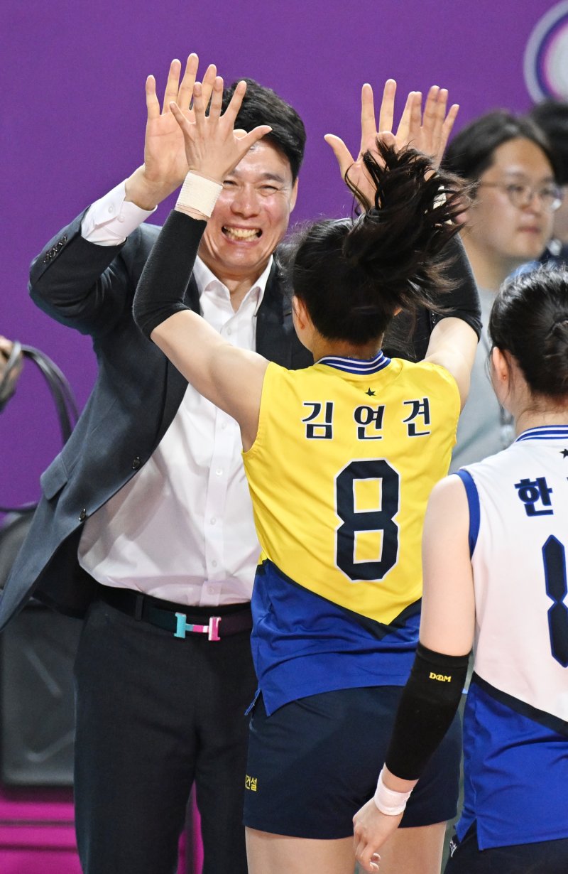 강성형 현대건설 감독이 1일 열린 챔피언결정전 3차전 흥국생명 전에서 리베로 김연견과 하이파이브 하고 있다. (KOVO 제공)