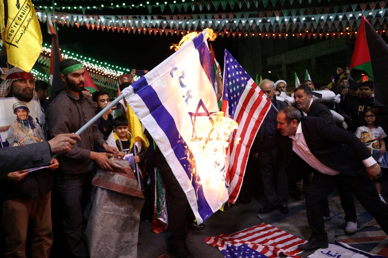 1일(현지시간) 이란 수도 테헤란에서 시위대가 이스라엘과 미국 국기를 태우고 있다.로이터연합뉴스
