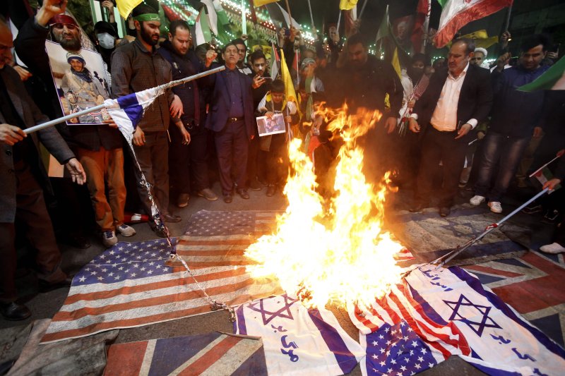 1일(현지시간) 이란 테헤란에서 시리아 주재 이란 영사관 공습 사건에 항의하는 시위대가 이스라엘 국기 및 미국 국기를 불태우고 있다.AFP연합뉴스
