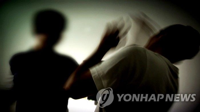 "우산 씌워 달라" 시비 끝에 폭행…징역형 집유