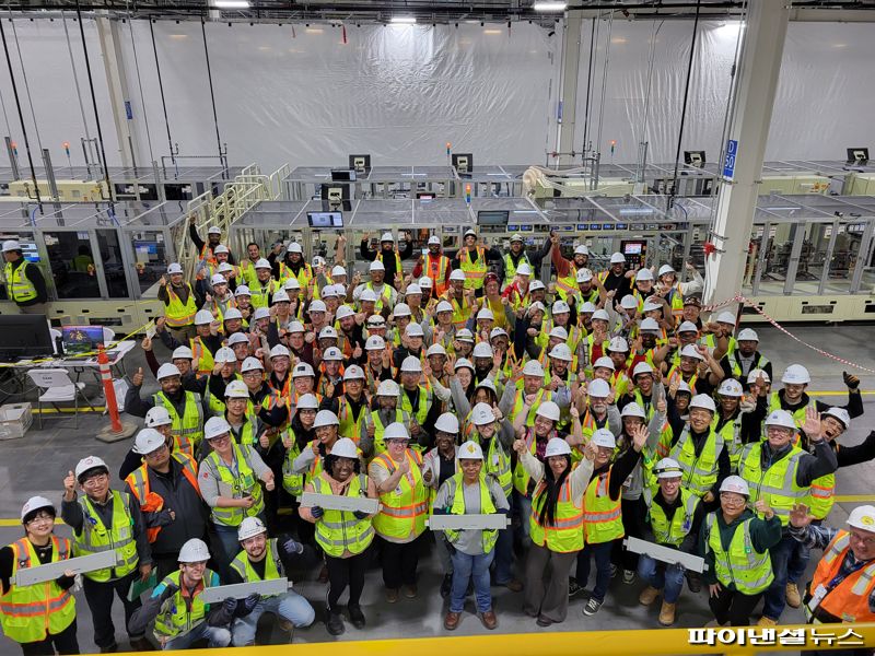 얼티엄셀즈 직원들이 지난 1일(현지시간) 미국 테네시주 스프링힐 지역 제2공장에서 생산된 첫 배터리를 들고 기념사진을 찍고 있다. LG에너지솔루션 제공