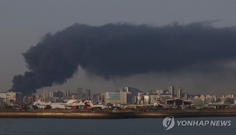 인천 뒤덮은 검은 연기 인천 뒤덮은 검은 연기 (인천=연합뉴스) 신준희 기자 = 1일 인천 한 공장에서 발생한 화재로 검은 연기가 피어오르고 있다. 2024.4.1 hama@yna.co.kr (끝)