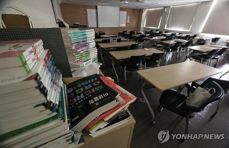 지난15일 대구 한 의과대학 강의실에 포장을 채 뜯지 못한 가운이 남겨져 있다. 연합뉴스