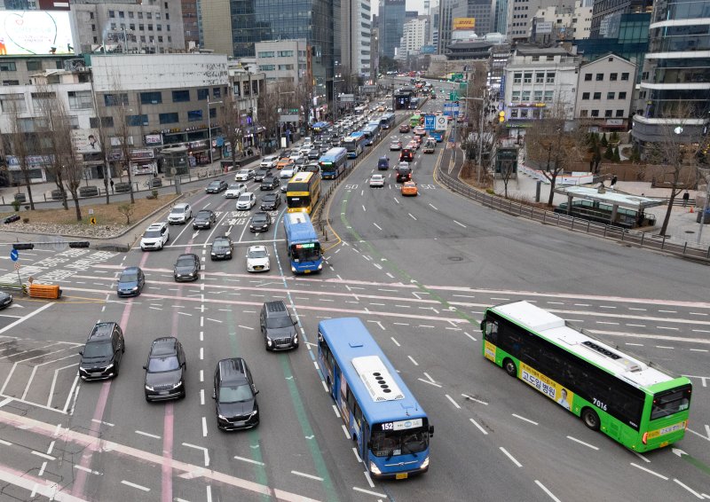 서울시 용산구 서울역 버스환승센터으로 버스가 향하고 있다. /사진=뉴스1
