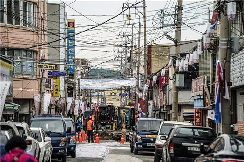 지저분하게 엉켜있는 전선, 방송통신케이블들의 모습. 정부는 공중케이블 정비사업을 통해 이같은 회선들을 한데 묶어 정리하거나 지하에 매립하고 있다. 뉴시스