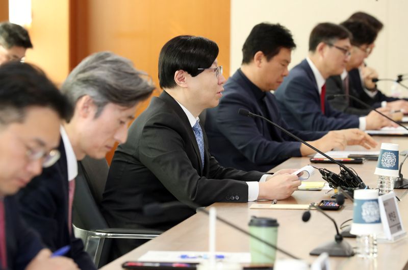 금융위원회 김소영 부위원장(왼쪽 세번째)이 2일 서울 여의도 한국거래소에서 열린 ‘기업 밸류업 관련 회계·배당부문 간담회’를 통해 모두발언을 하고 있다. 금융위원회 제공