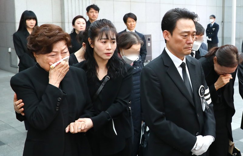 [뉴스1 ★]故 남일우, 영면에 들다…아내 김용림·아들 남성진 눈물로 배웅