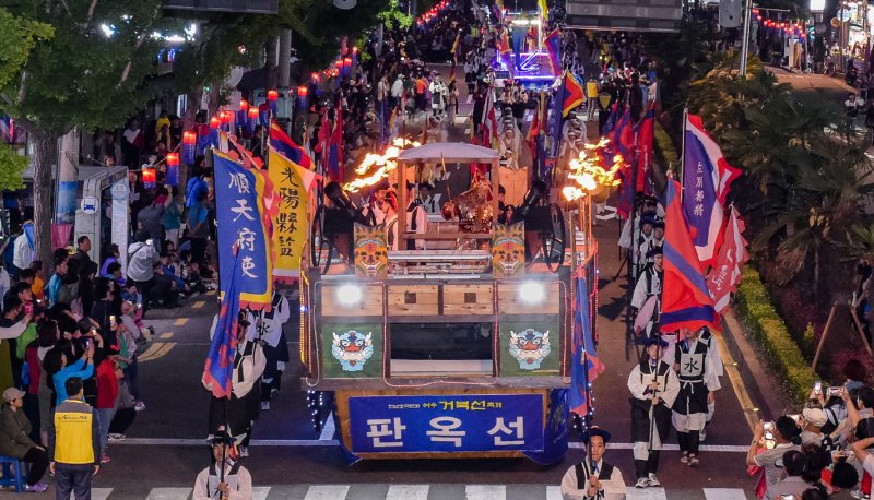 [여수=뉴시스] 여수거북선축제 통제영 길놀이 '판옥선' photo@newsis.com