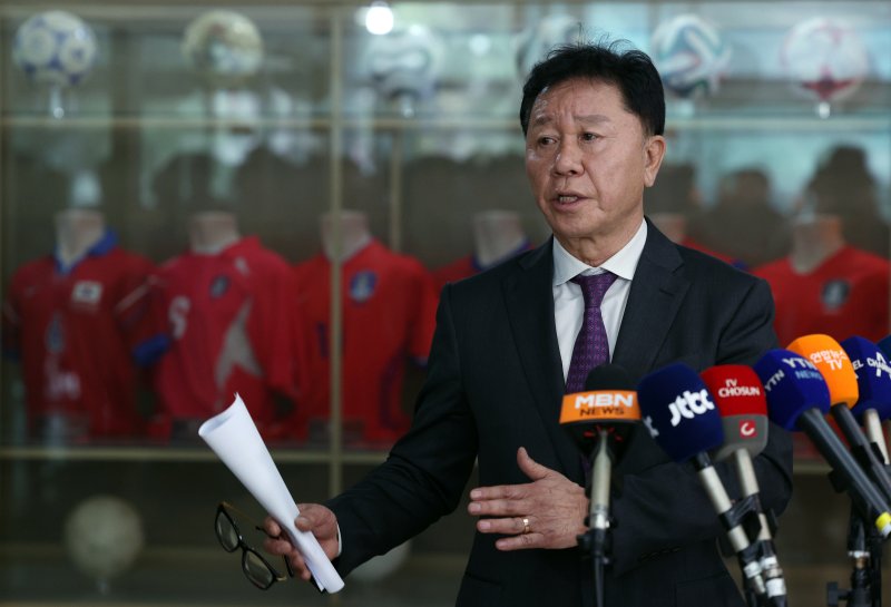 정해성 대한축구협회 국가대표 전력강화위원장이 2일 오후 서울 종로구 신문로 축구회관에서 제5차 전력강화위원회 결과 브리핑을 하고 있다. 2024.4.2/뉴스1 ⓒ News1 박정호 기자