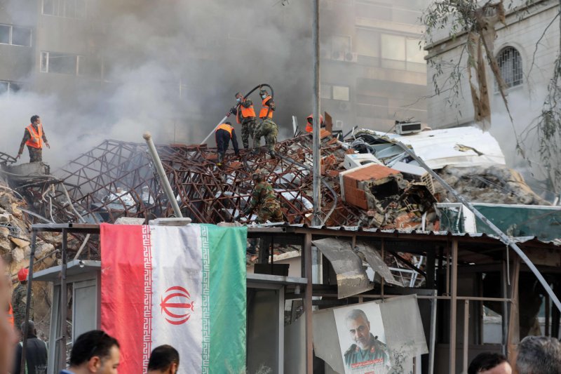 이란 최고 지도부가 2일(현지시간) 이스라엘에 대한 보복을 다짐했다. 1일 공습을 받은 시리아 다마스쿠스 이란 대사관에서 구호대원들이 건물 잔해를 치우며 생존자 구조작업을 하고 있다. AFP연합