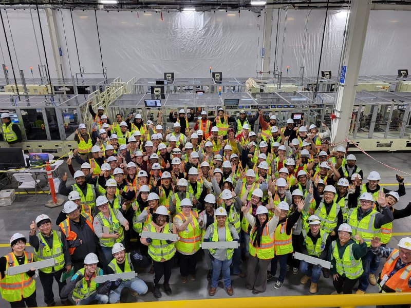 얼티엄셀즈 직원들이 지난 1일(현지시간) 미국 테네시주 스프링힐 지역 제2공장에서 생산된 첫 배터리를 들고 기념사진을 찍고 있다. LG에너지솔루션 제공