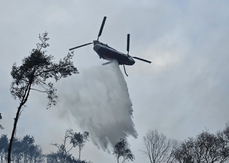 지난 2일 홍천 서면 중방대리에 산불이 발생, 진화헬기가 물을 뿌리고 있다. 뉴스1
