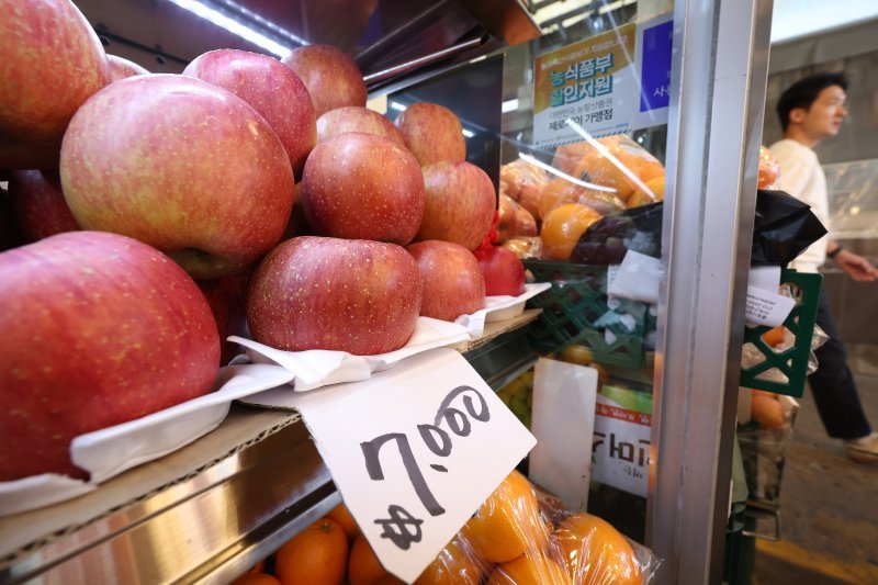 2일 오전 서울시내 한 전통시장에 사과가 진열돼 있다. 통계청이 발표한 '3월 소비자물가 동향'에 따르면 지난달 소비자 물가지수는 113.94(2020=100)로 1년 전 보다 3.1% 올랐다. /사진=뉴시스