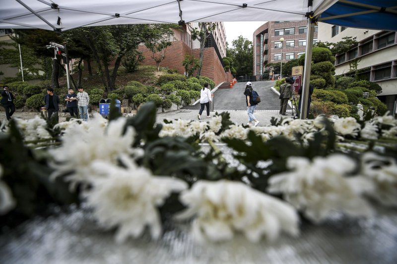 지난해 6월 8일 오후 서울 성북구 동덕여자대학교에 마련된 추모공간. 뉴시스 제공