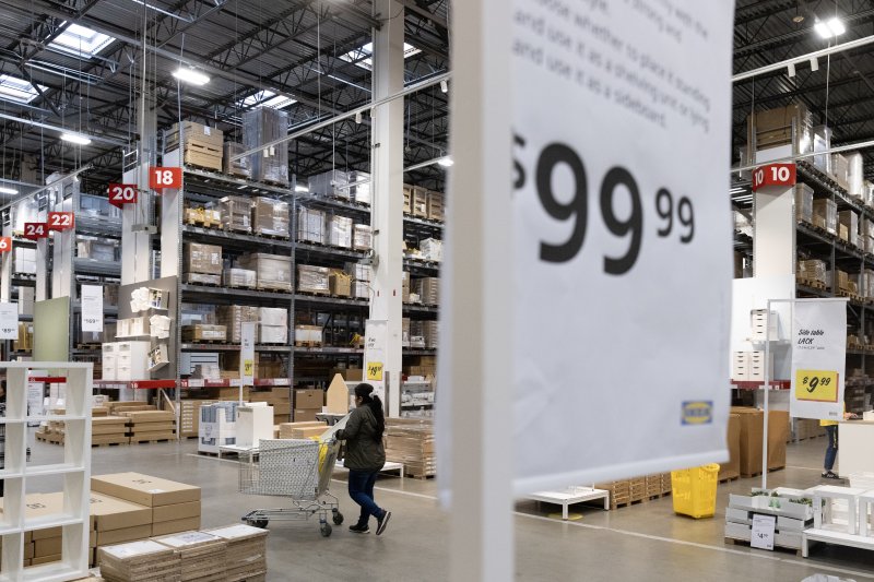 미국의 3월 소비자물가지수(CPI)가 1, 2월에 이어 석 달 연속 시장 전망을 웃돈 것으로 나타났다. 2일(현지시간) 메릴랜드주 칼리지팍의 한 가구점에서 소비자가 쇼핑카트를 끌며 물건을 고르고 있다. EPA연합