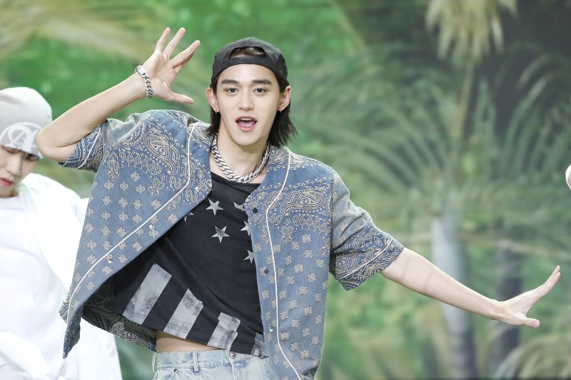 가수 루카스가 2일 오후 서울 상암동 SBS 프리즘타워에서 열린 생방송 SBS M '더쇼' 에서 화려한 무대를 선보이고 있다. ⓒ News1 권현진 기자