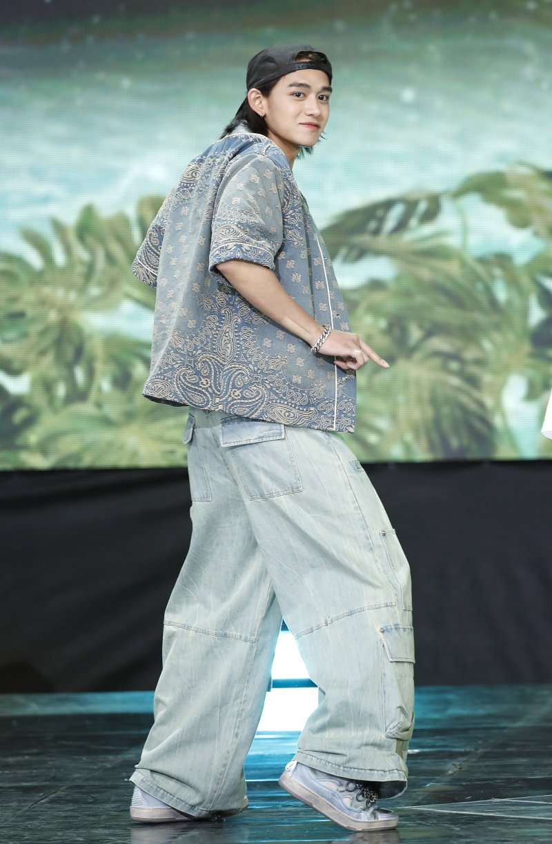 NCT 전 멤버 루카스가 2일 오후 서울 상암동 SBS 프리즘타워에서 열린 생방송 SBS M '더쇼' 에서 신곡을 선보이고 있다. ⓒ News1 권현진 기자