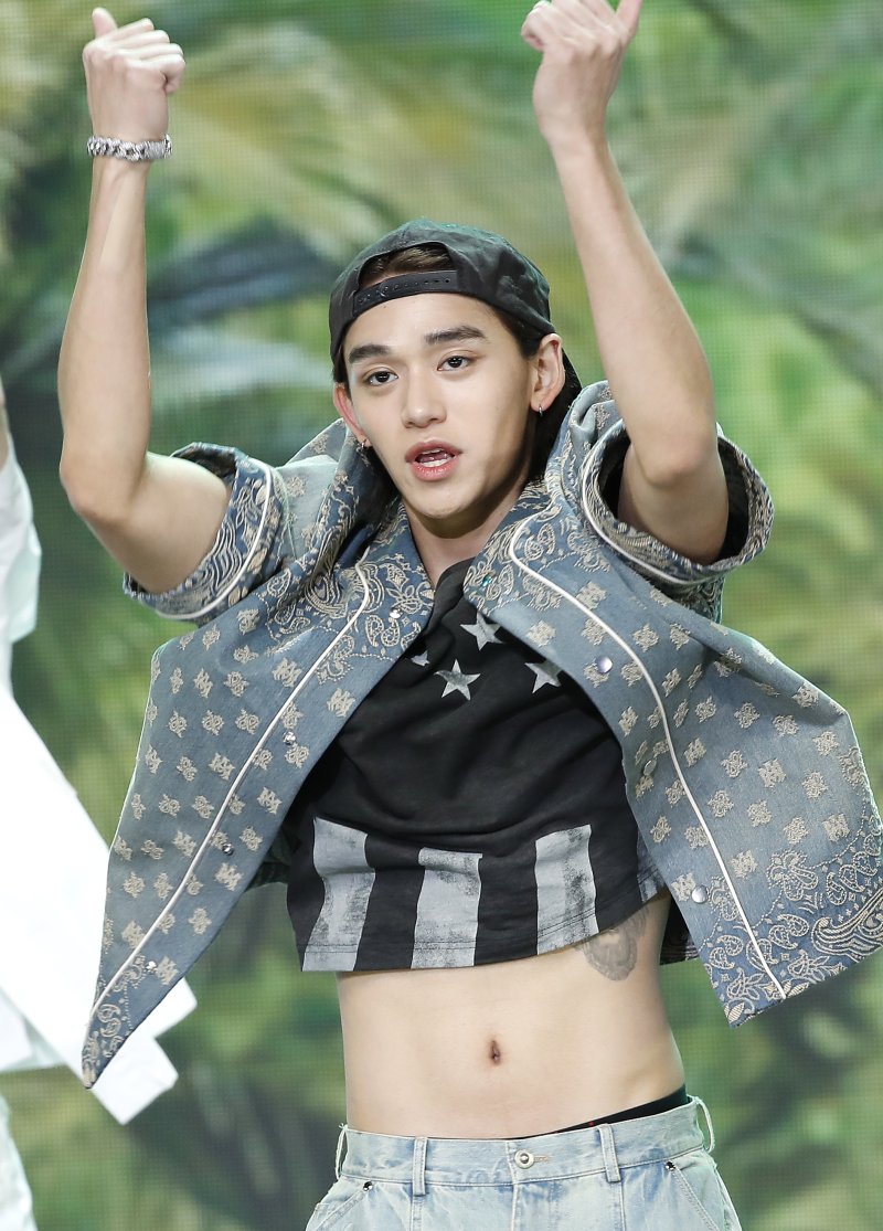 NCT 전 멤버 루카스가 2일 오후 서울 상암동 SBS 프리즘타워에서 열린 생방송 SBS M '더쇼' 에서 섹시한 복근을 선보이고 있다. ⓒ News1 권현진 기자