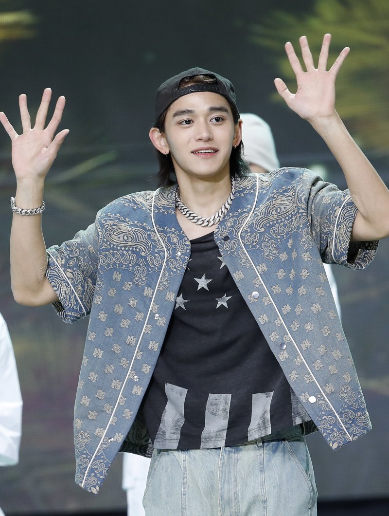 NCT 전 멤버 루카스가 2일 오후 서울 상암동 SBS 프리즘타워에서 열린 생방송 SBS M '더쇼' 에서 신곡 무대를 선보이고 있다. ⓒ News1 권현진 기자