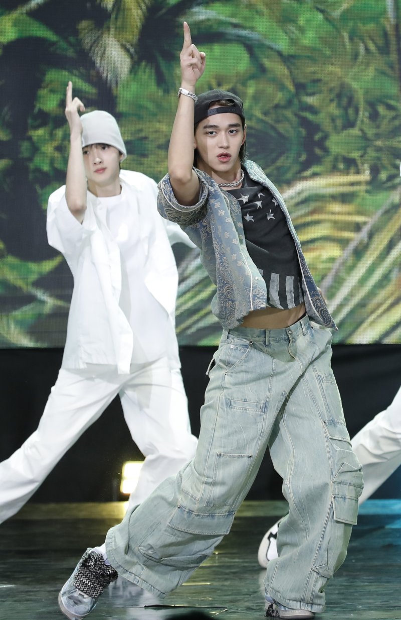 NCT 전 멤버 루카스가 2일 오후 서울 상암동 SBS 프리즘타워에서 열린 생방송 SBS M '더쇼' 에서 멋진 무대를 선보이고 있다. ⓒ News1 권현진 기자