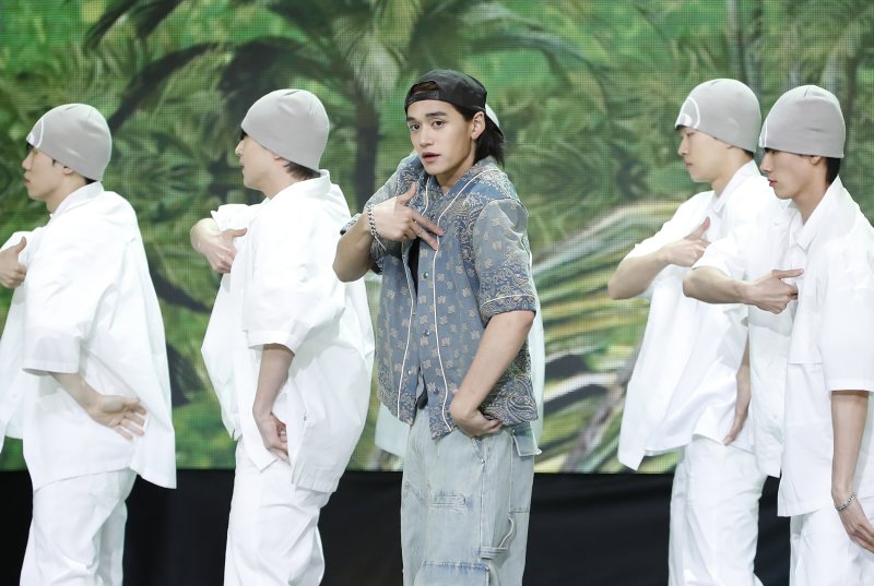 NCT 전 멤버 루카스가 2일 오후 서울 상암동 SBS 프리즘타워에서 열린 생방송 SBS M '더쇼' 에서 화려한 무대를 선보이고 있다. ⓒ News1 권현진 기자