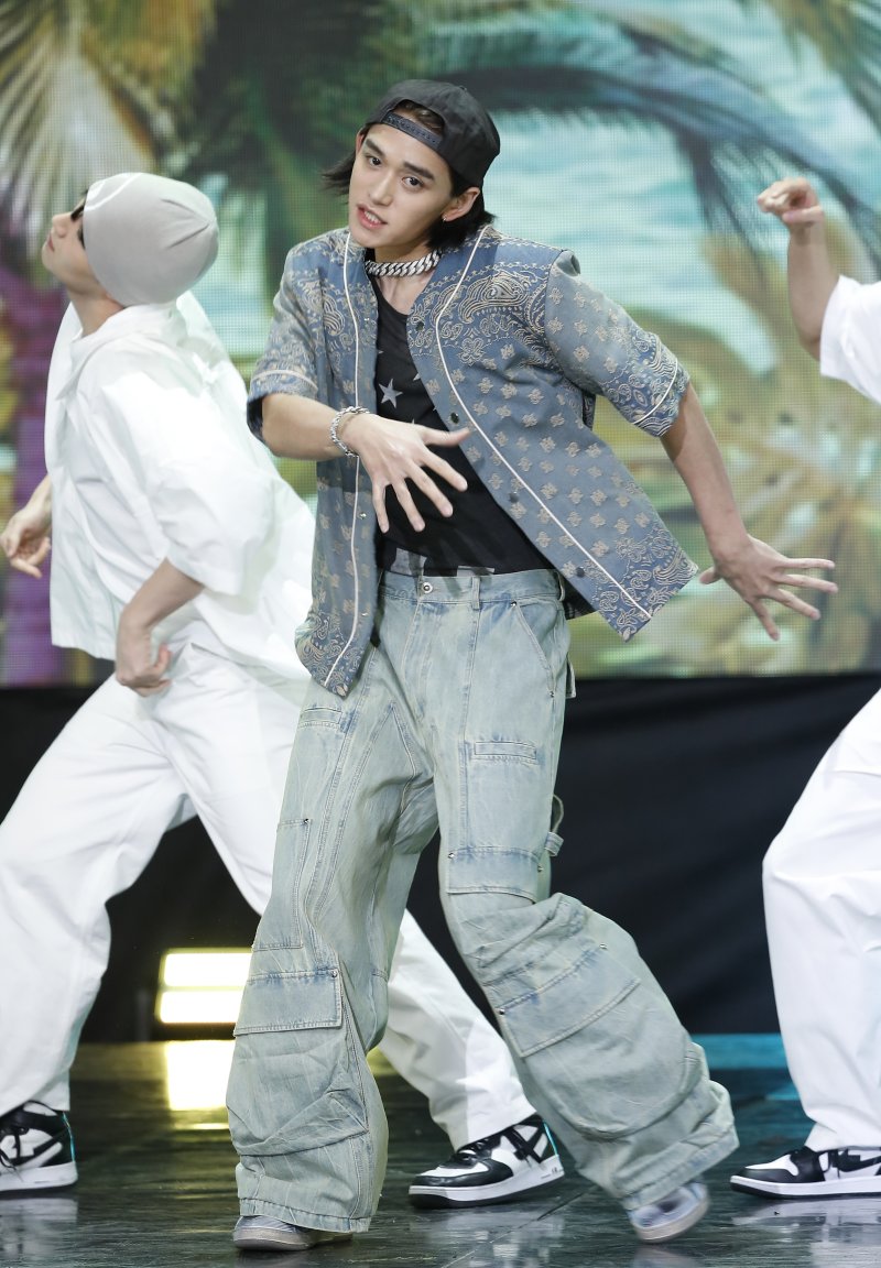 NCT 전 멤버 루카스가 2일 오후 서울 상암동 SBS 프리즘타워에서 열린 생방송 SBS M '더쇼' 에서 멋진 무대로 시선을 사로잡고 있다. ⓒ News1 권현진 기자