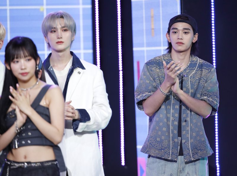 가수 루카스가 2일 오후 서울 상암동 SBS 프리즘타워에서 열린 생방송 SBS M '더쇼' 에서 박수를 치고 있다. ⓒ News1 권현진 기자