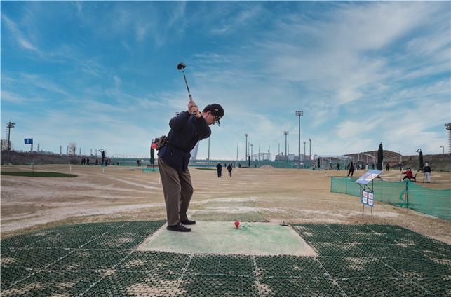 지난 2일 재개장한 청라 공촌유수지 파크골프장에 이용객이 파크 골프를 하고 있다. 인천시설공단 제공.