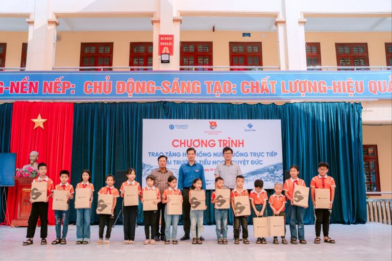 시노펙스 관계자들이 베트남 응우옌 득 초등학교에 고도정수시스템을 기증한 뒤 학생들과 함께 기념 촬영을 하고 있다. 시노펙스 제공