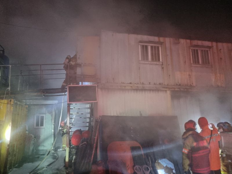 3일 새벽 부산 사하구 감천동의 한 컨테이너에서 화재가 발생했다. 부산소방재난본부 제공