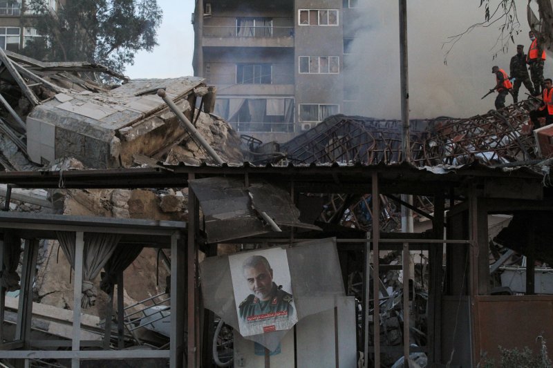 시리아 다마스쿠스 주재 이란 영사관이 공습을 받아 무너졌다. /사진=뉴스1